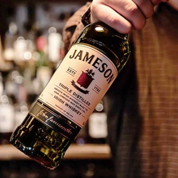 jameson-irish-whiskey-blended-irish-whiskey-aus-feinen-dreifach-destillierten-pot-still-und-grain-whiskeys-milder-und-zeitloser-whiskey-aus-irland-1-x-1-l-8